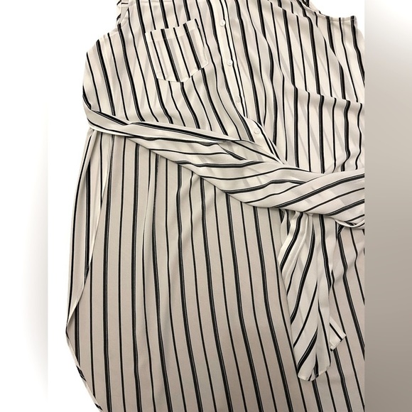 Sleeveless Striped Button-Down Top - Picture 7 of 8